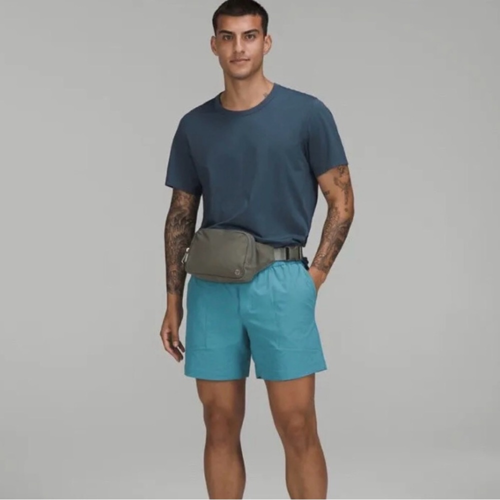 🆕  NEW Lululemon Everywhere Belt Bag Light Sage Green LARGE - Picture 3 of 8
